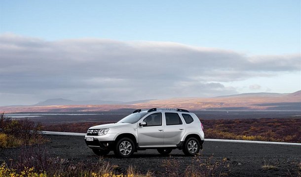 Белый внедорожник в аренде на дороге в Грузии