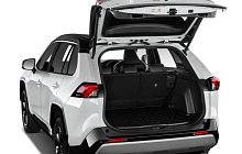 Toyota Corolla Cross вид сзади белая аренда Тбилиси Грузия